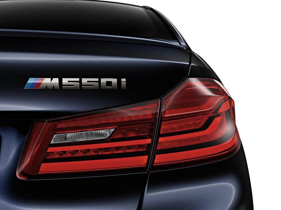 Логотип BMW M550i xDrive Sedan 2017 года  (WW) (фото 40 из 48)